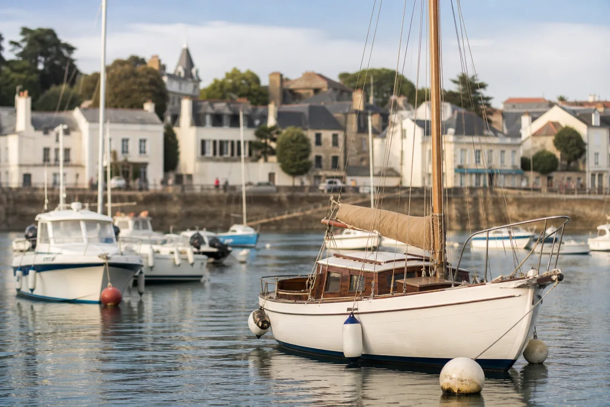 Vieux port de Pornic à marée haute avec bateaux de plaisance amarrés